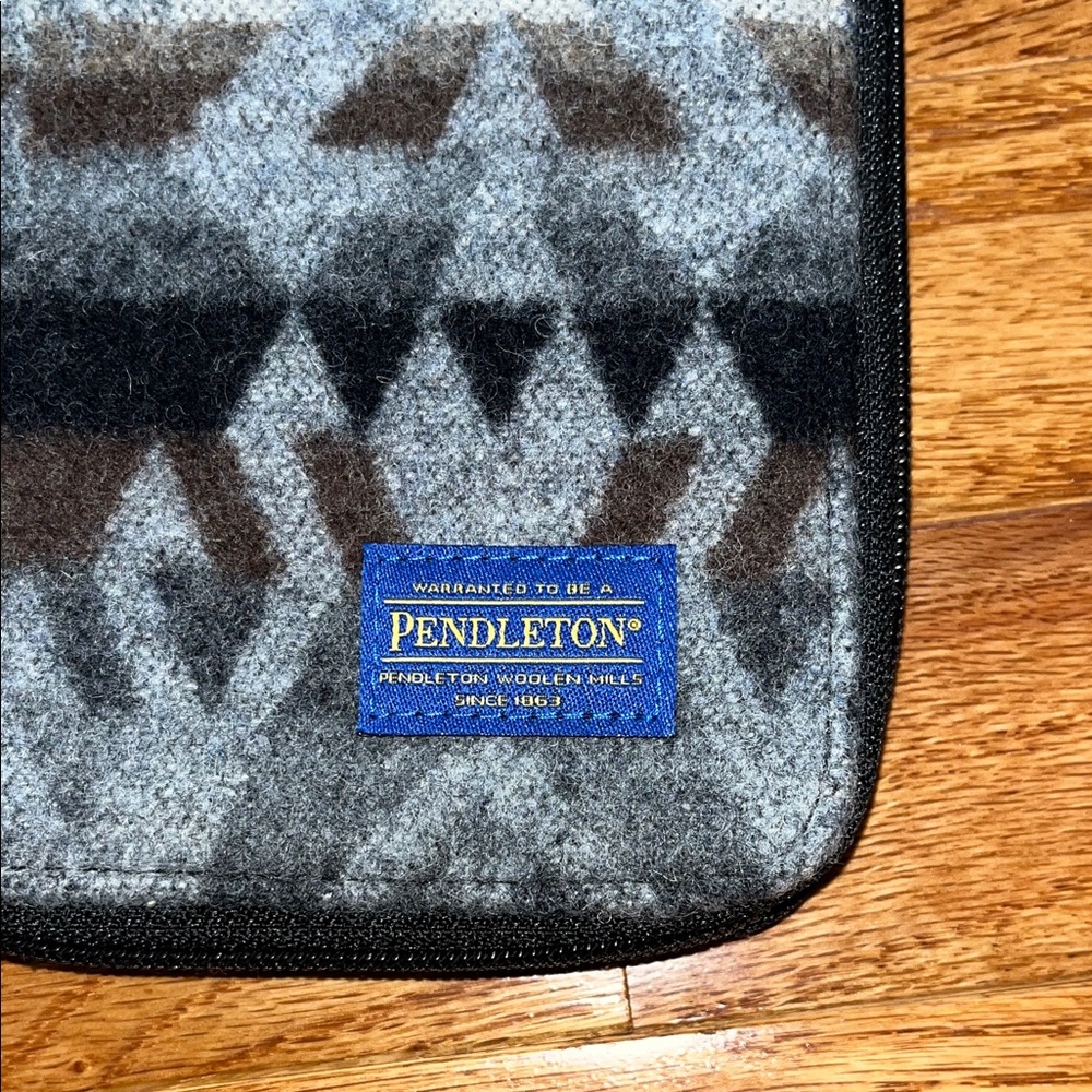 Pendleton Gray And Brown Patterned Wristlet - image 5